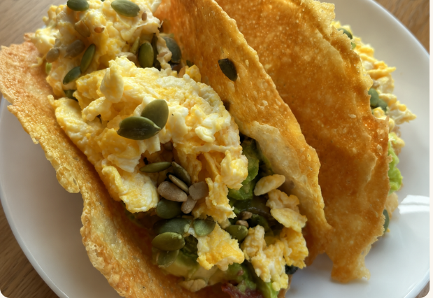 Tacos keto de huevo y aguacate