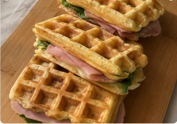 Waffles keto rellenos de jamón y queso