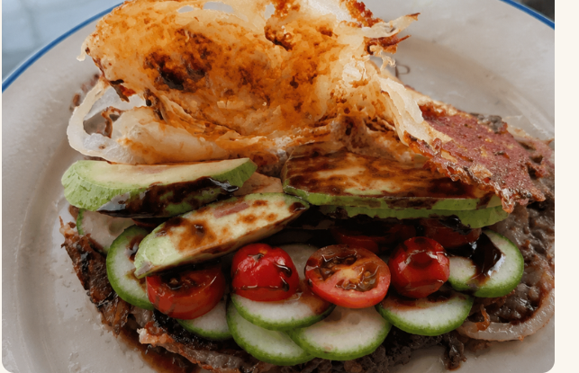 Crepe keto de cebolla y queso con aguacate