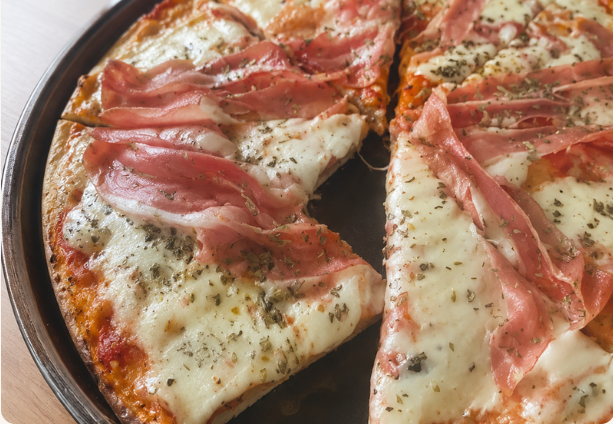 Pizza keto de jamón crudo y mozzarella